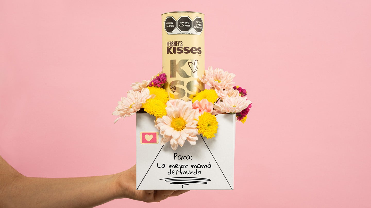 Arreglo floral con KISSES Vainilla y Chocolate